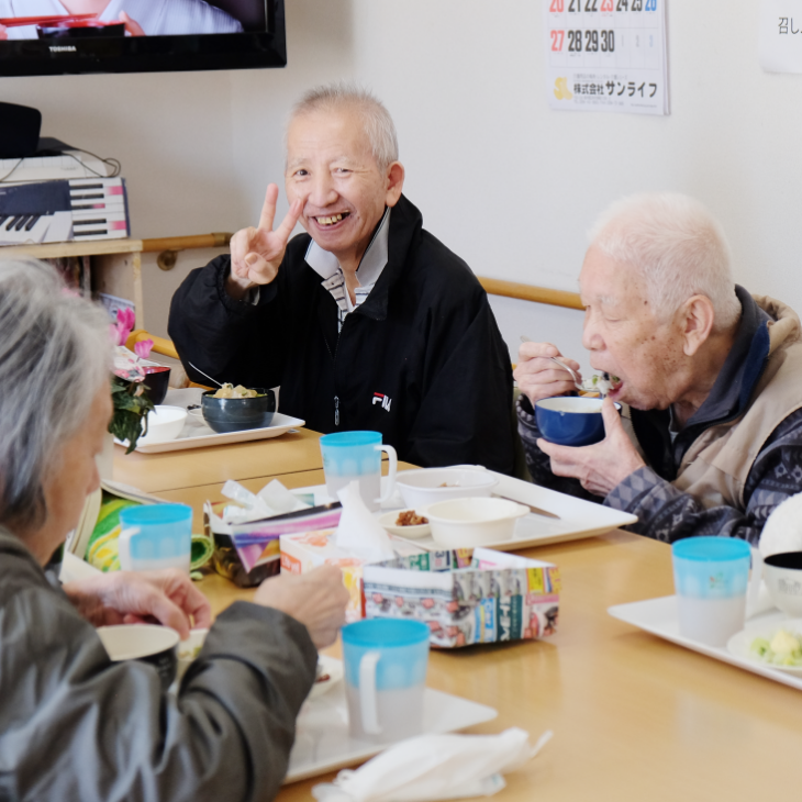 食事中の笑顔の男性利用者様