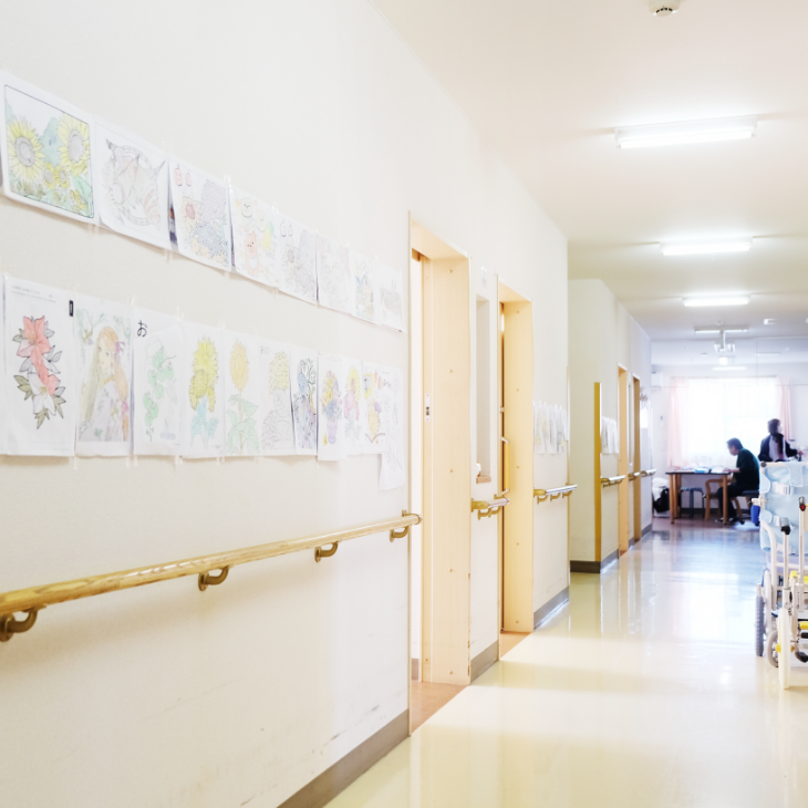 施設の廊下